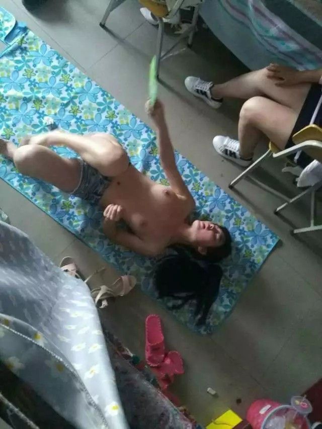 98年如假包換學(xué)生妹，露臉自拍