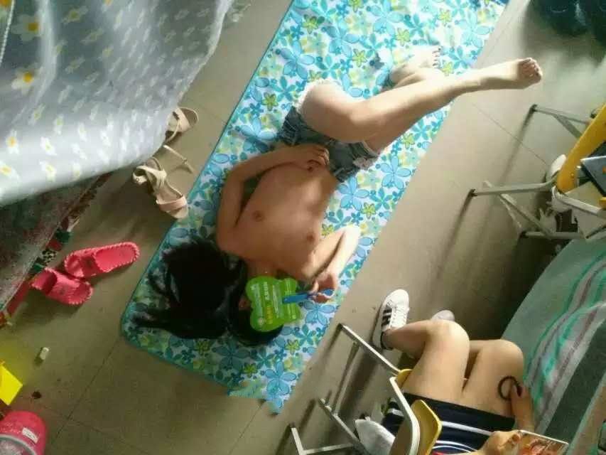 98年如假包換學(xué)生妹，露臉自拍