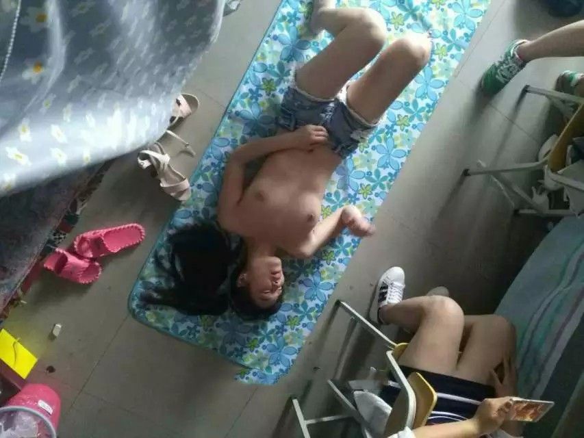 98年如假包換學(xué)生妹，露臉自拍