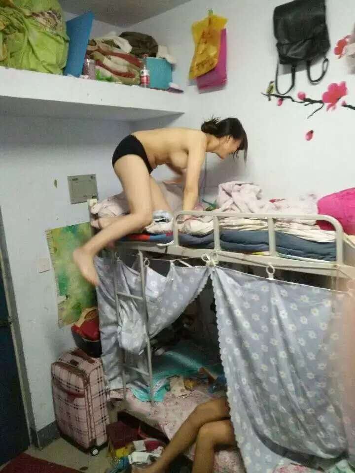 98年如假包換學(xué)生妹，露臉自拍