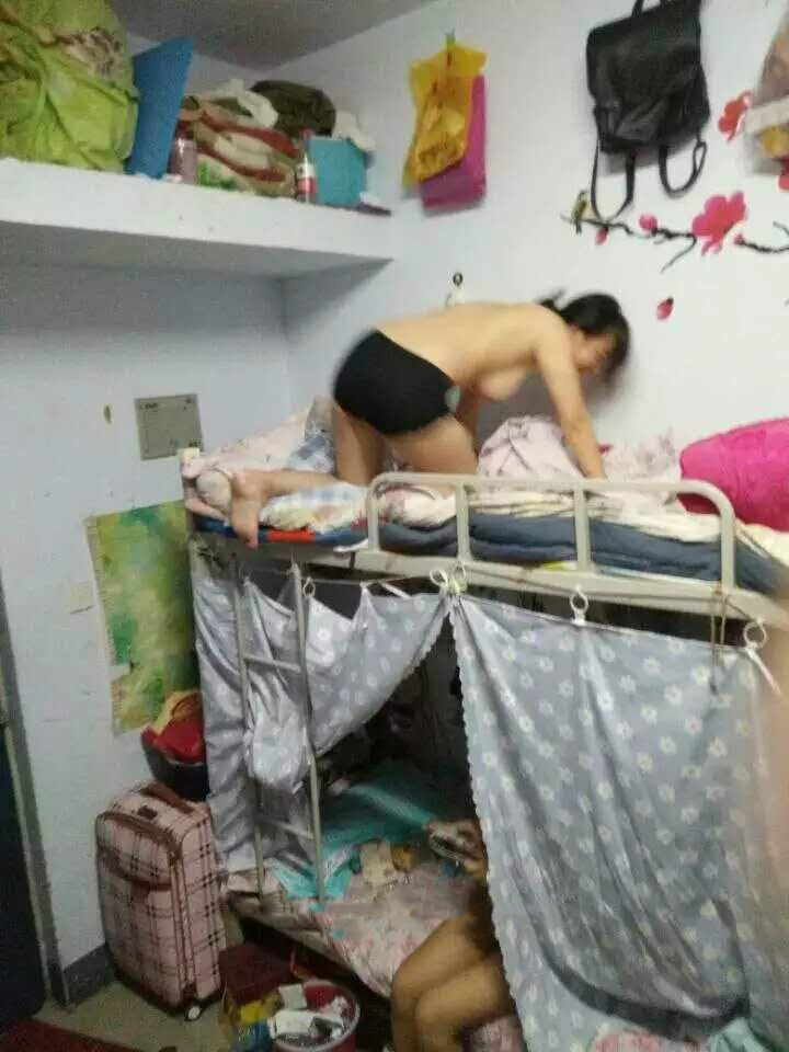 98年如假包換學(xué)生妹，露臉自拍