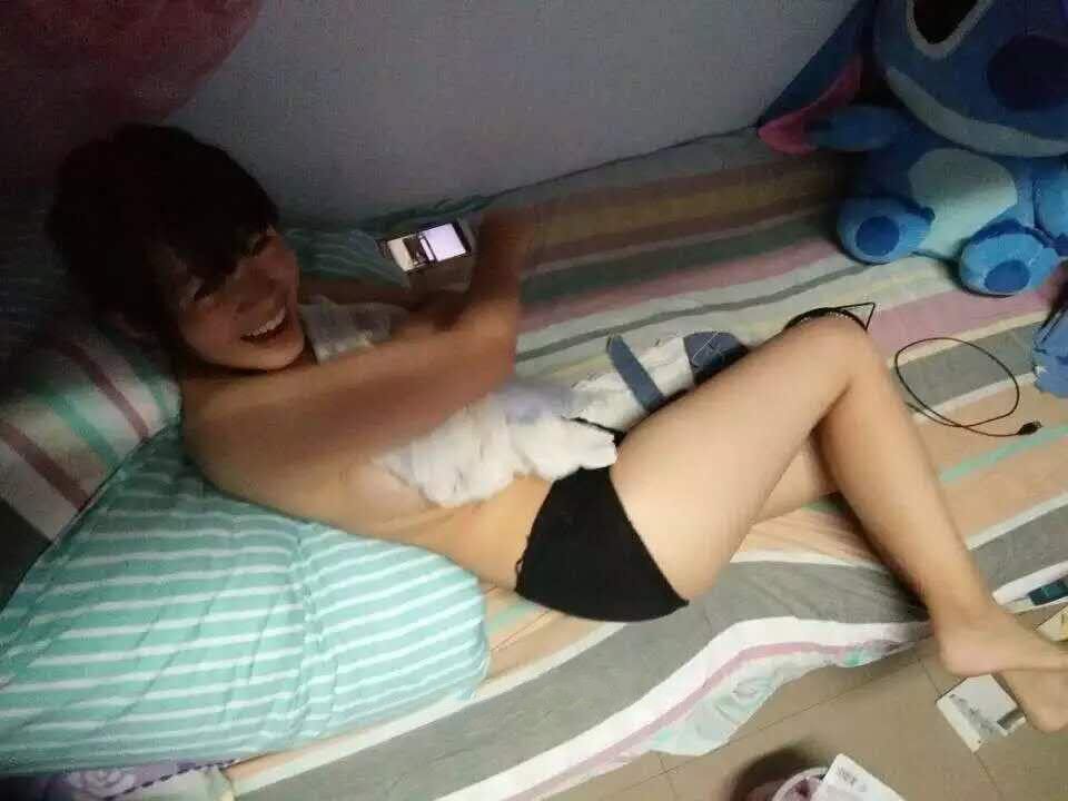 98年如假包換學(xué)生妹，露臉自拍