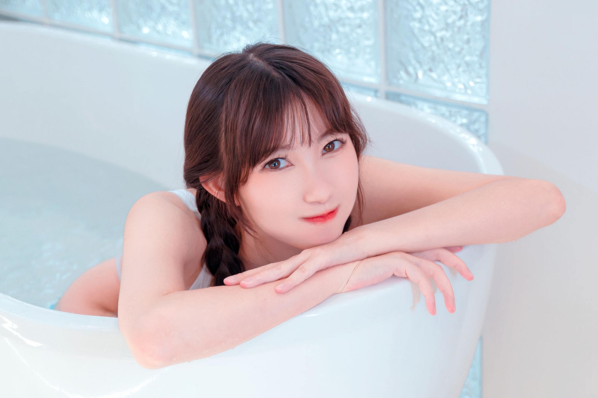 魚缸中的絕美白虎女神