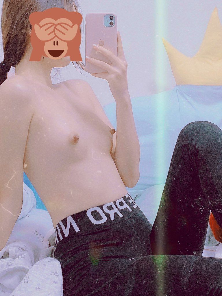 對鏡自拍的妹子 千嬌百媚 又純又欲