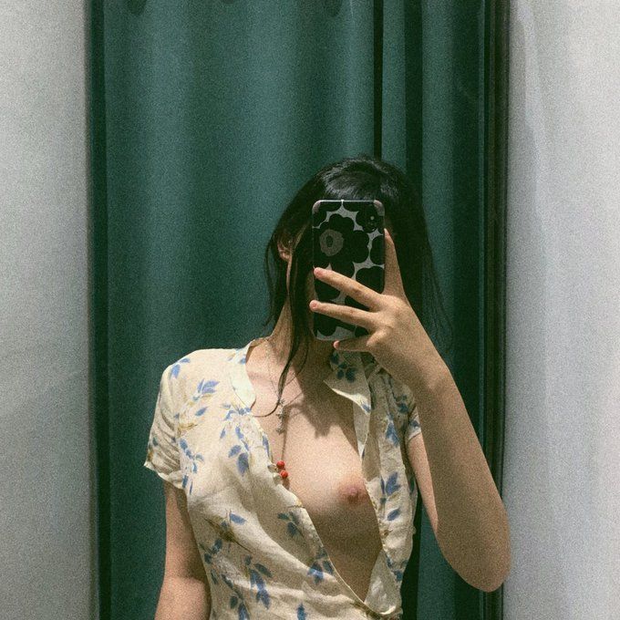 對鏡自拍的妹子 千嬌百媚 又純又欲