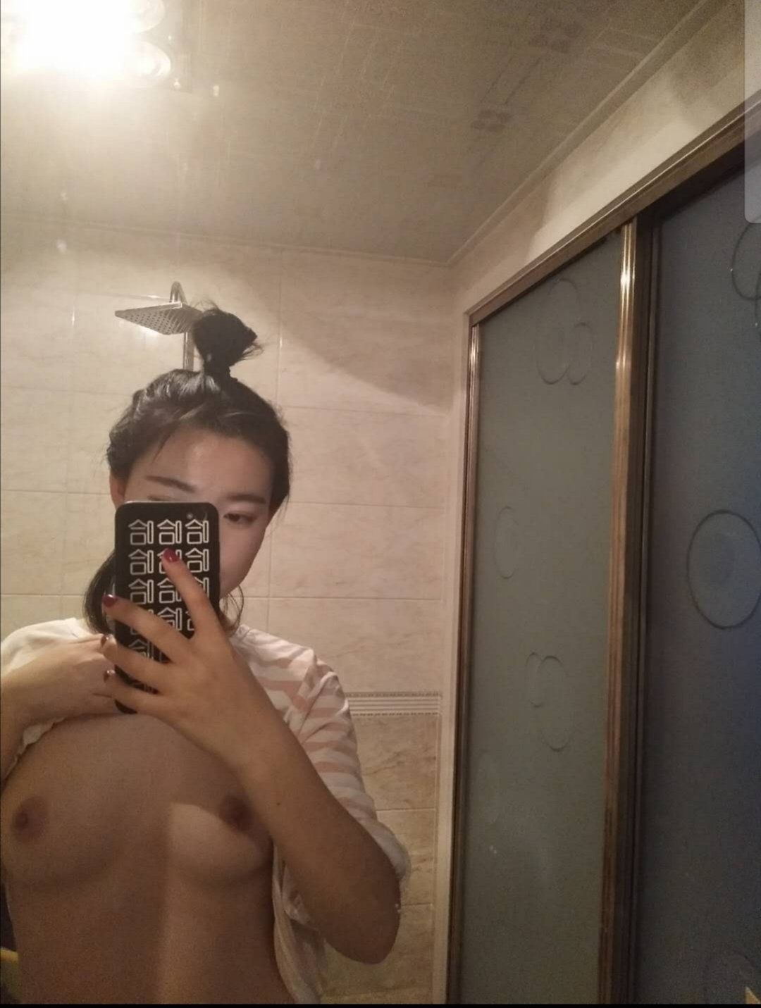 對鏡自拍的妹子 千嬌百媚 又純又欲