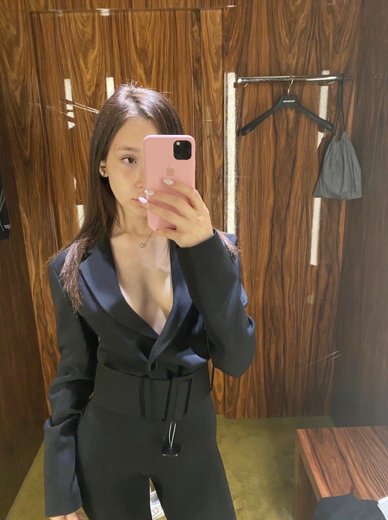 對鏡自拍的妹子 千嬌百媚 又純又欲