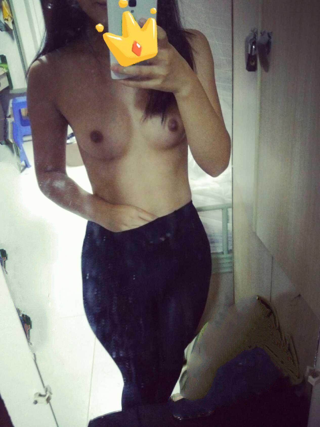 對鏡自拍的妹子 千嬌百媚 又純又欲
