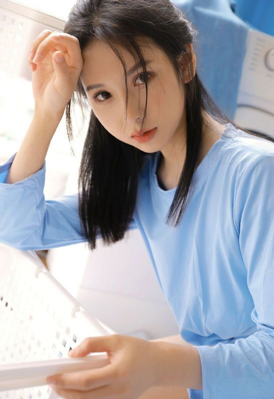 惹火美女模特撩人長腿性感寫真