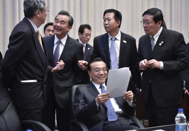 騷妻油亮的絲襪 3