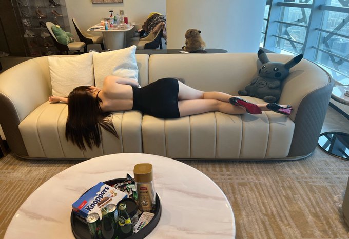 騷妻油亮的絲襪 3