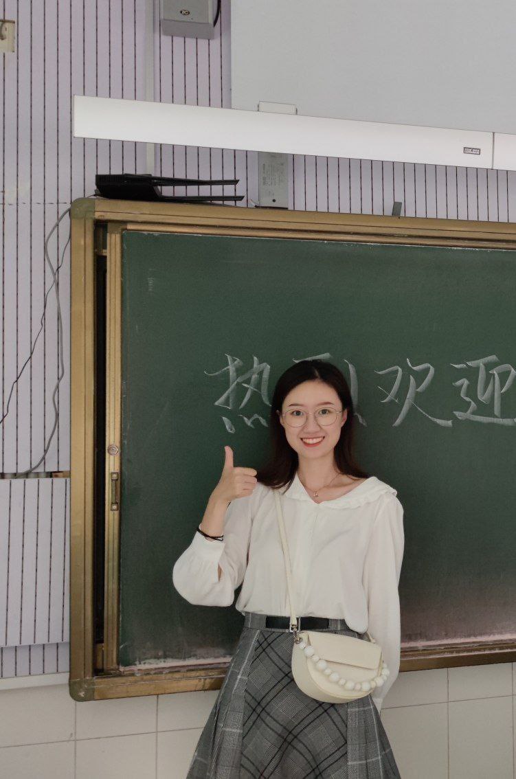 不怕反差婊有文化，就怕反差婊戴眼鏡[118P]