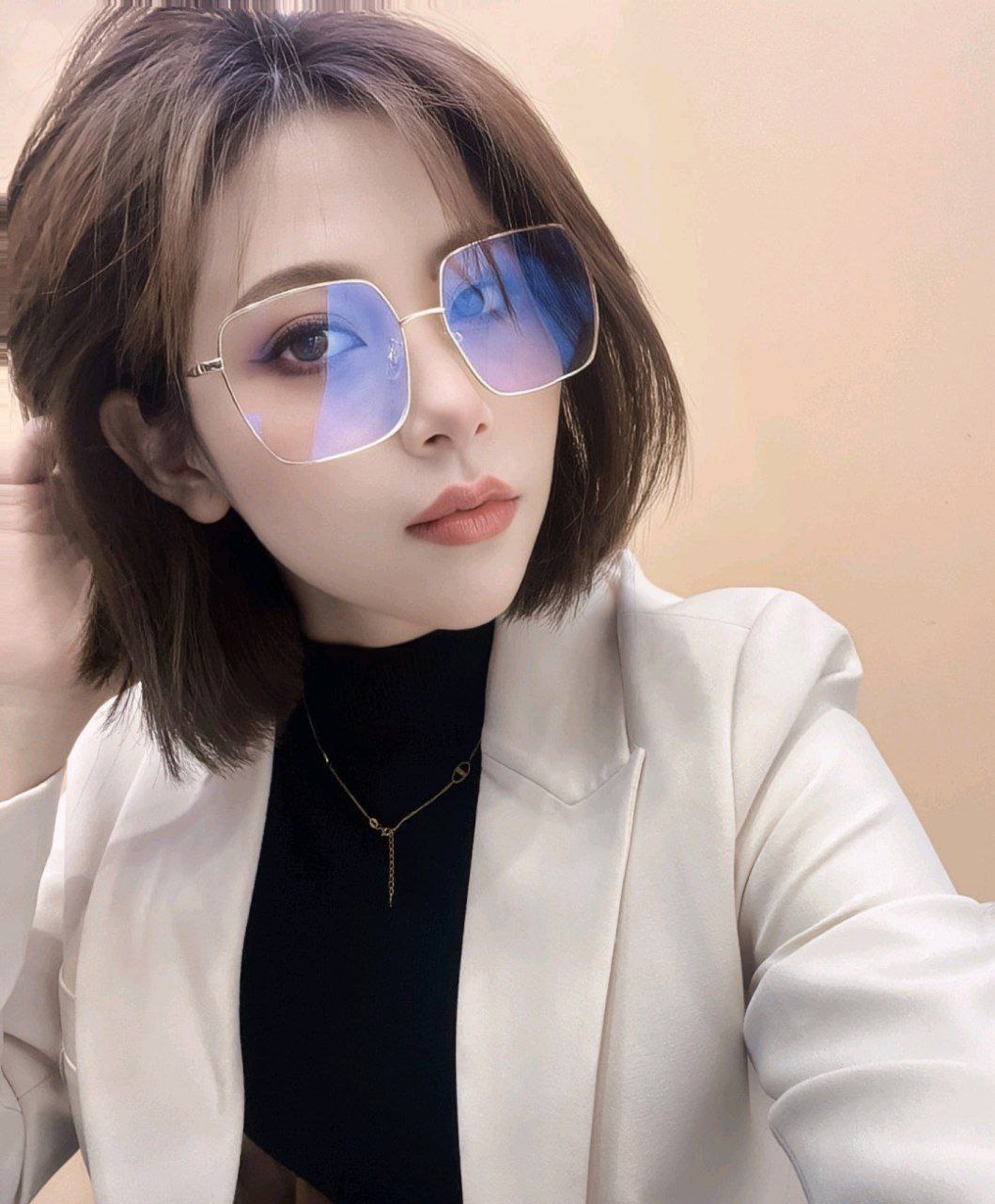 不怕反差婊有文化，就怕反差婊戴眼鏡[118P]
