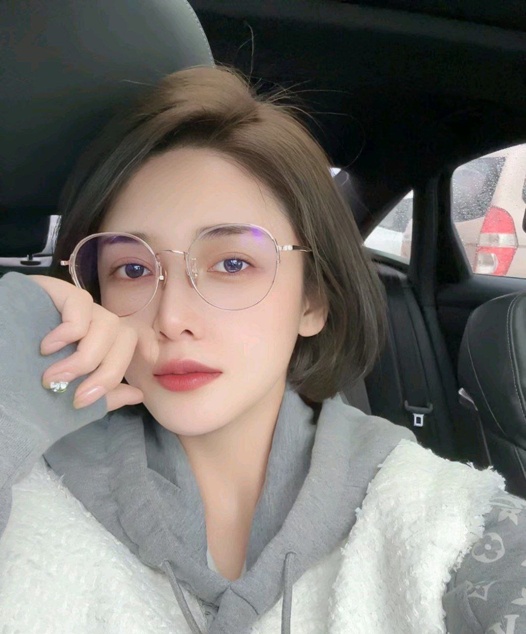 不怕反差婊有文化，就怕反差婊戴眼鏡[118P]