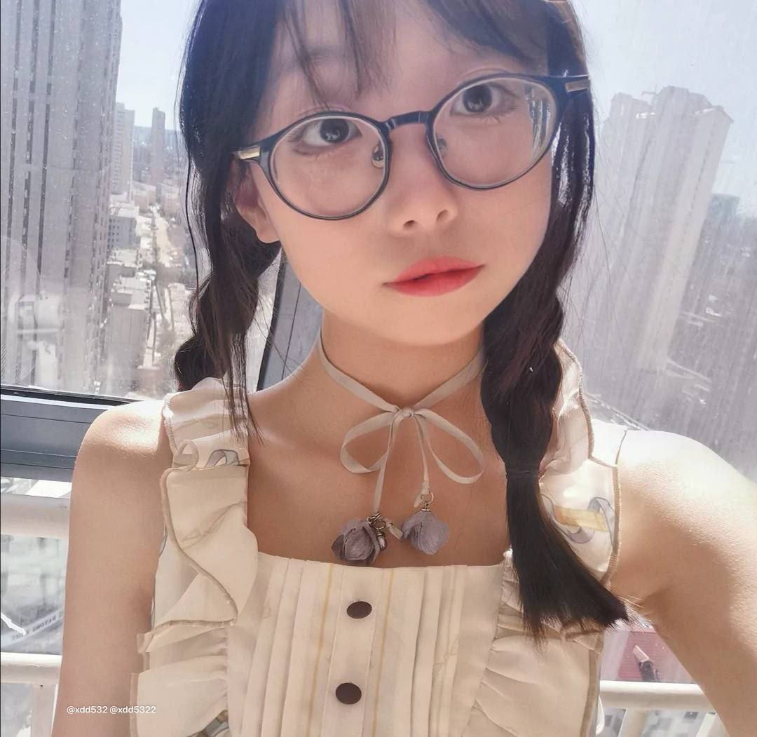 不怕反差婊有文化，就怕反差婊戴眼鏡[118P]