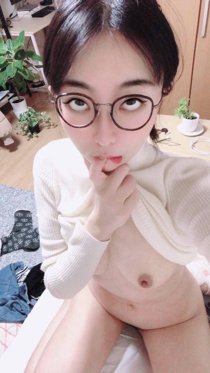 不怕反差婊有文化，就怕反差婊戴眼鏡[118P]