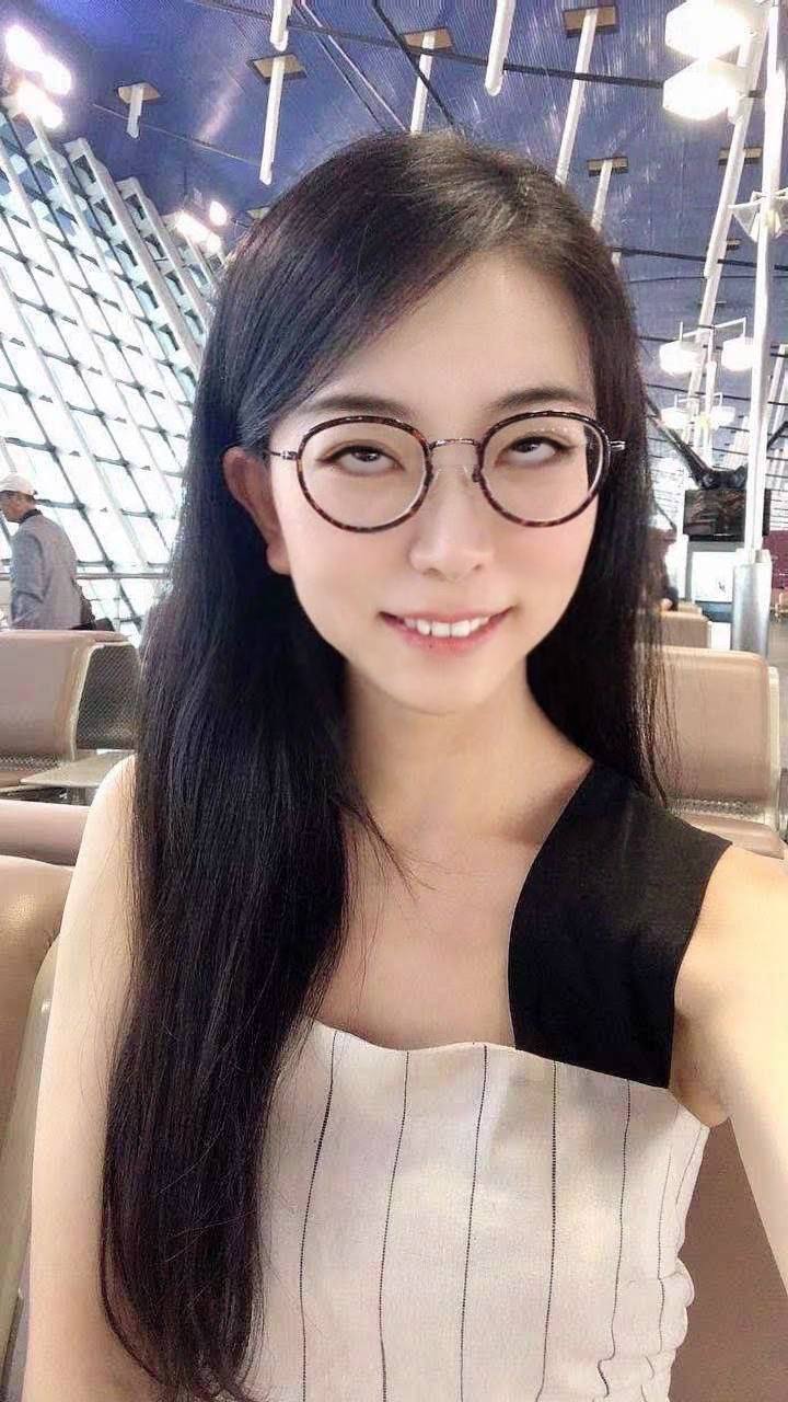 不怕反差婊有文化，就怕反差婊戴眼鏡[118P]