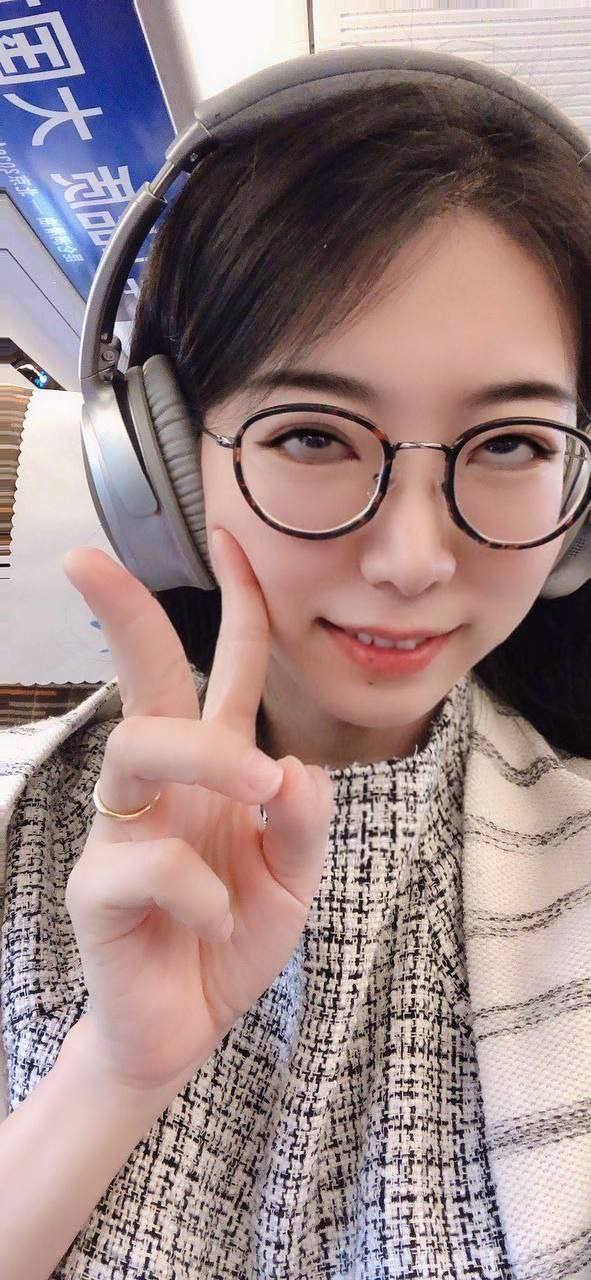 不怕反差婊有文化，就怕反差婊戴眼鏡[118P]