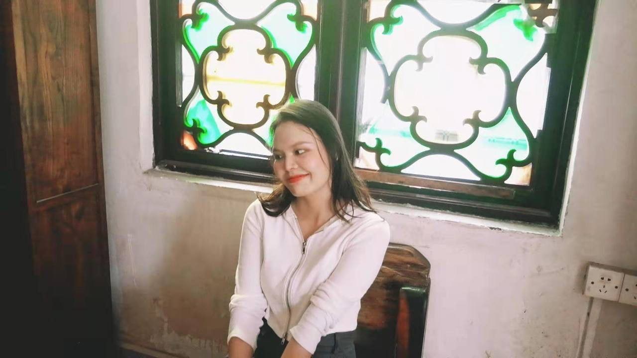 怕反差婊有文化，就怕反差婊戴眼鏡