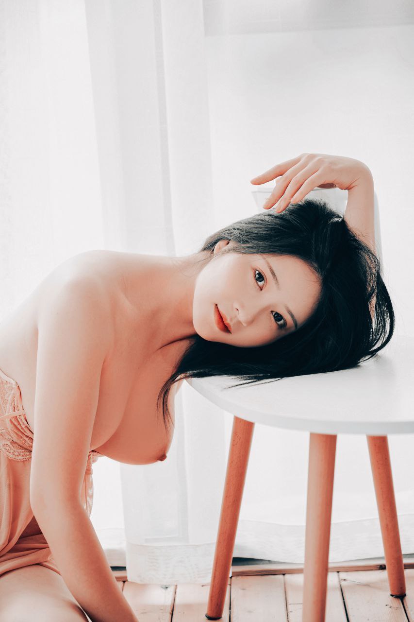 胸器逼人的大胸美女們性感內衣噴血大比拼[33P]