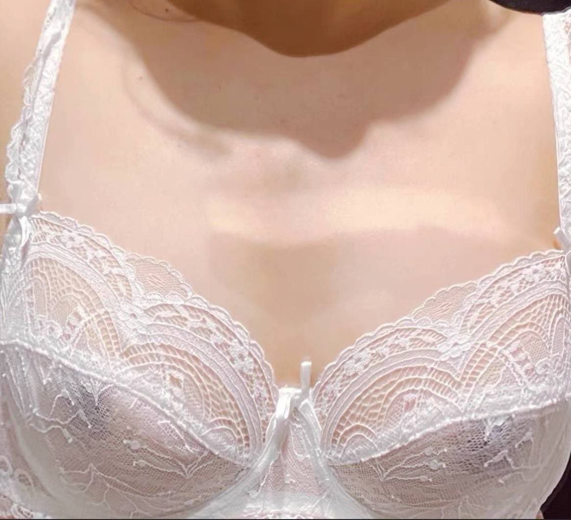 胸器逼人的大胸美女們性感內衣噴血大比拼[33P]