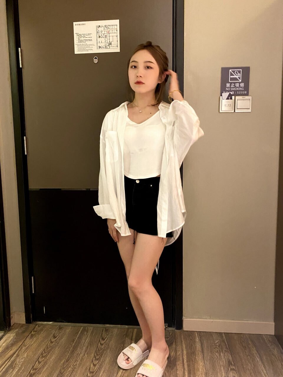 清純外表的反差女孩[25P]