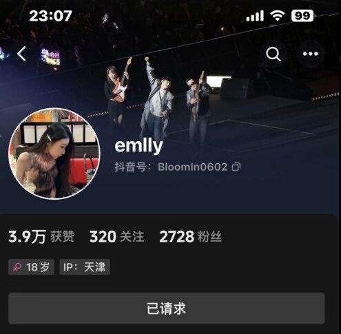 清純外表的反差女孩[25P]