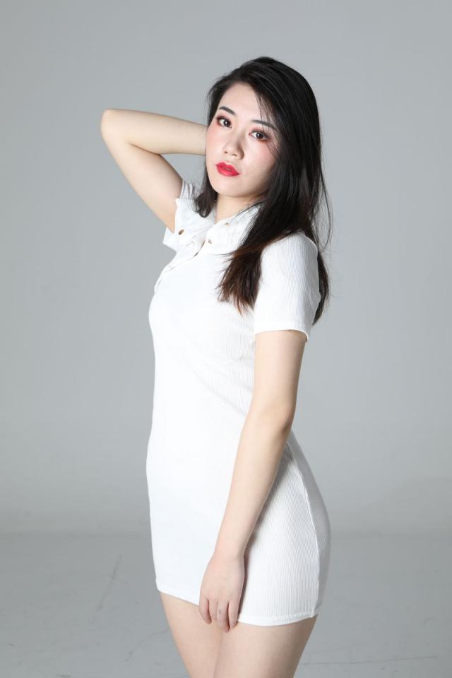 氣質(zhì)挺不錯(cuò)的白衣少婦