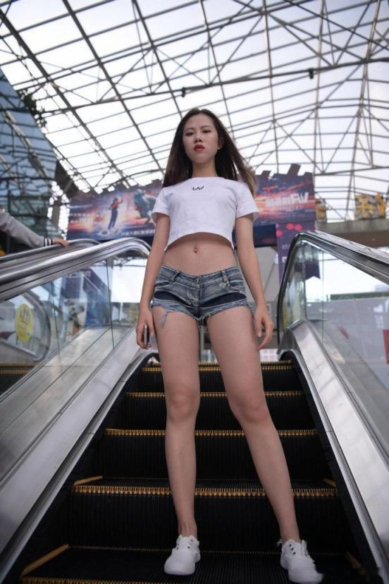 街拍齊逼短褲之若隱若現(xiàn)