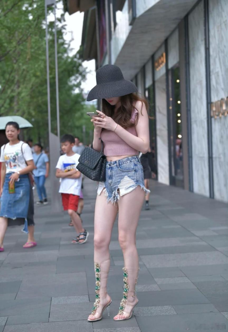街拍齊逼短褲之若隱若現(xiàn)