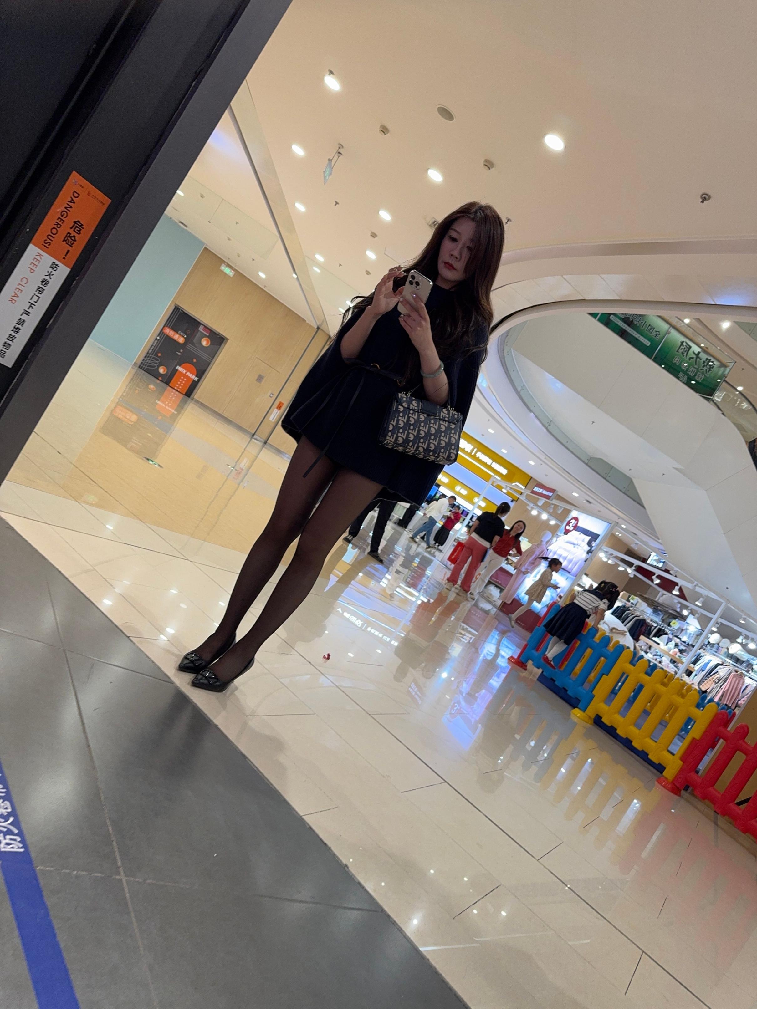 街拍熟女絲襪誘惑[20P]