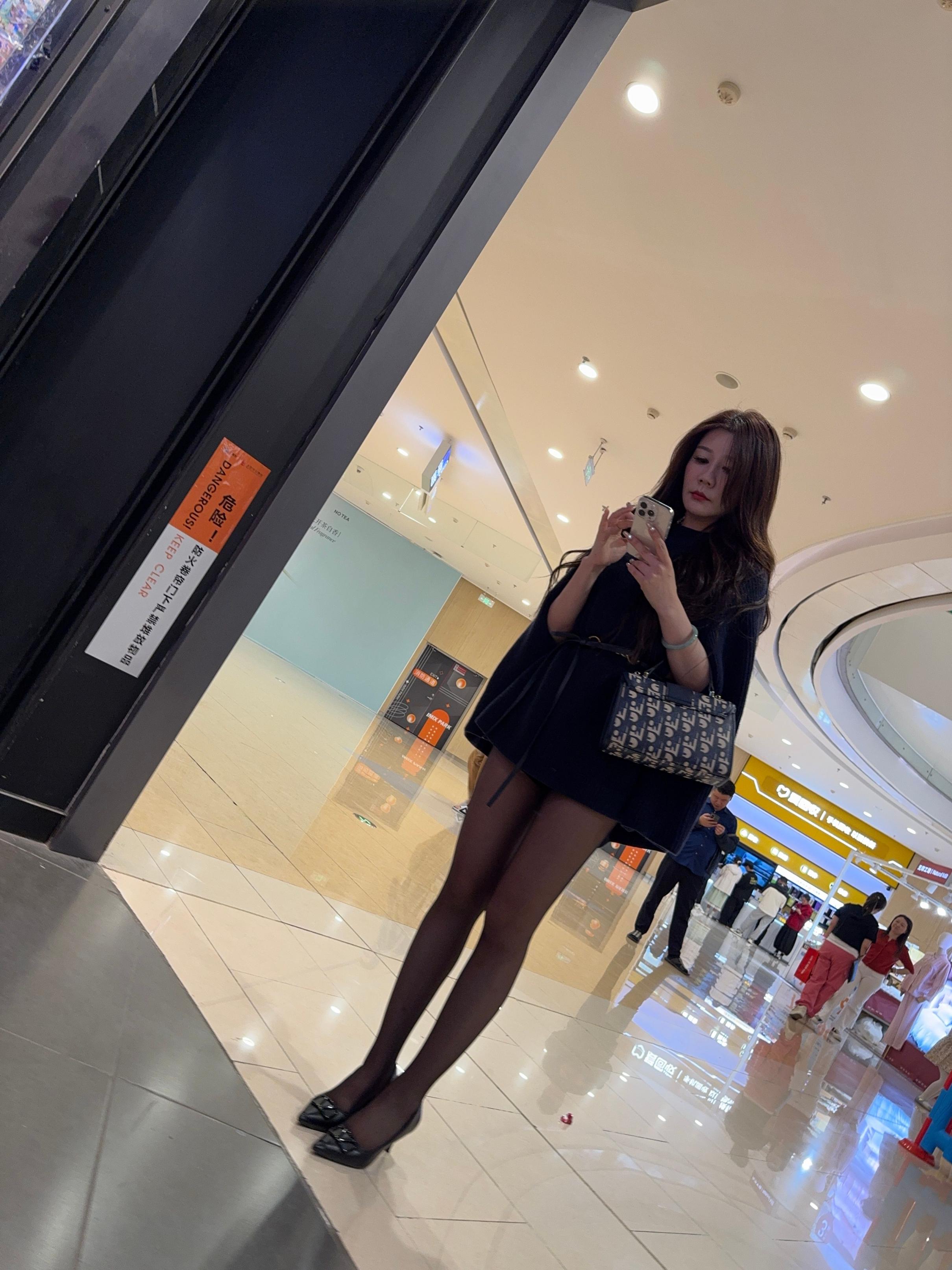 街拍熟女絲襪誘惑[20P]