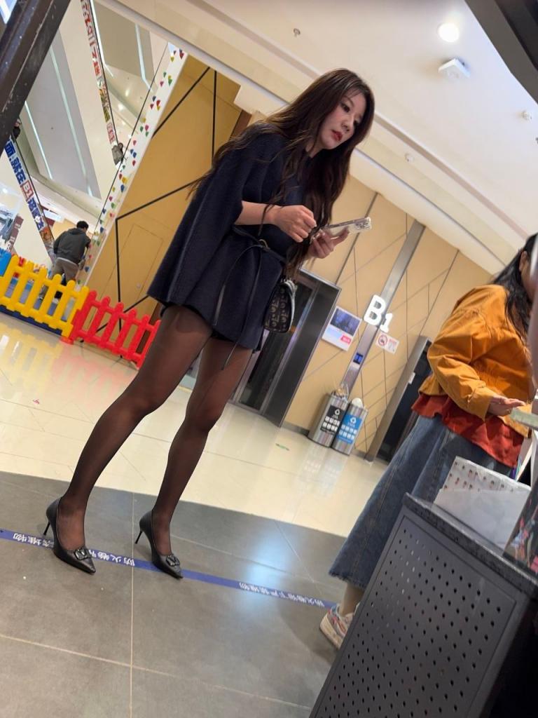 街拍熟女絲襪誘惑[20P]