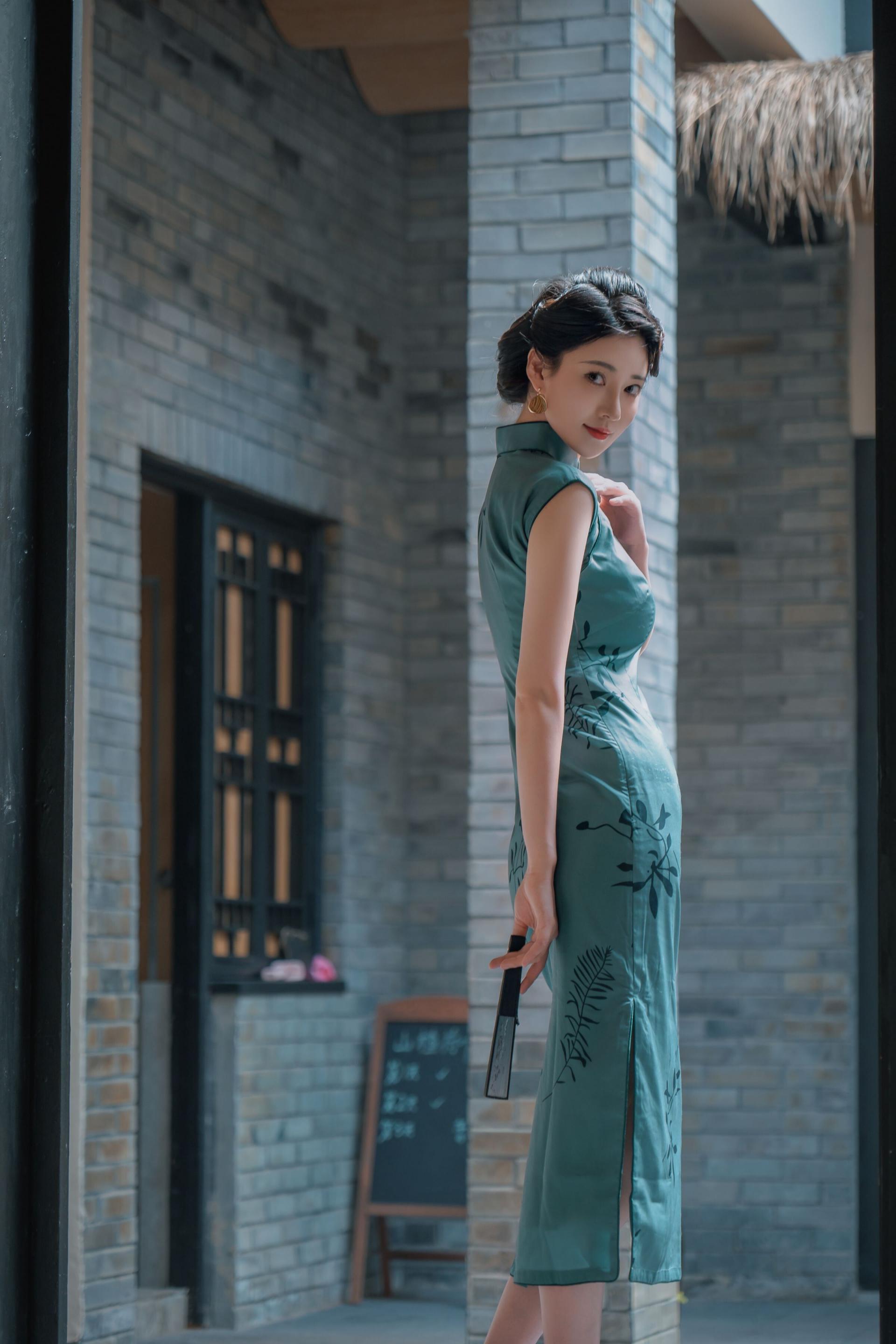 年年寫真打包，單發(fā)一套旗袍黑絲[67P]