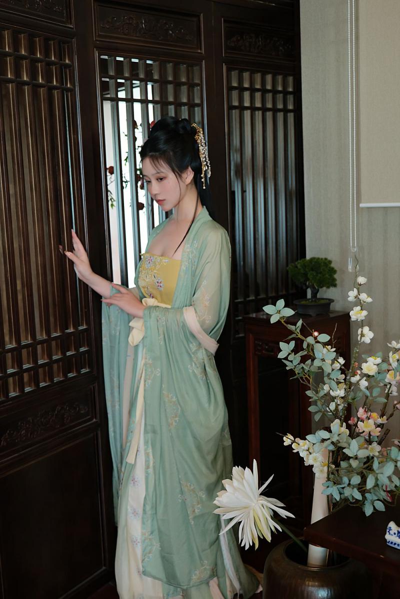 古裝妹子極品圓潤的美乳
