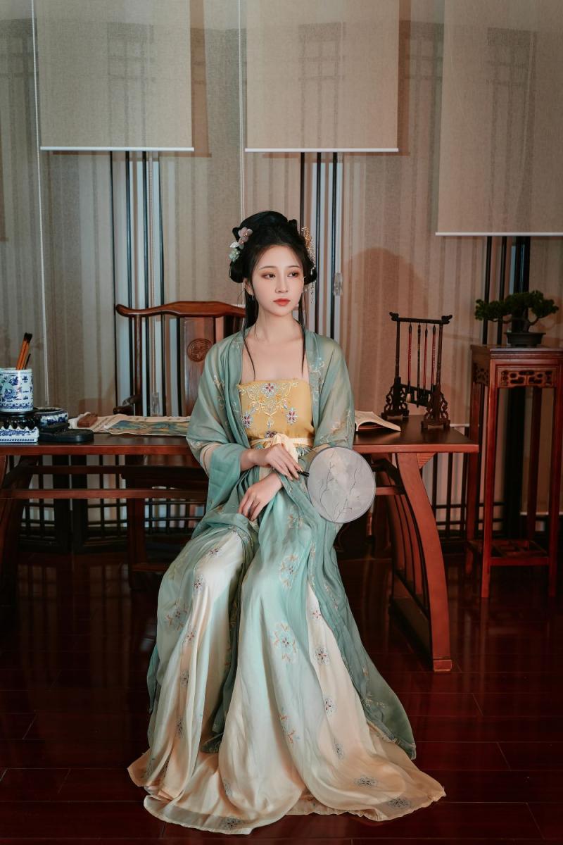 古裝妹子極品圓潤的美乳
