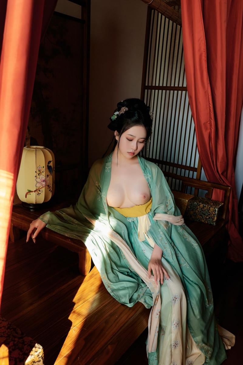 古裝妹子極品圓潤的美乳