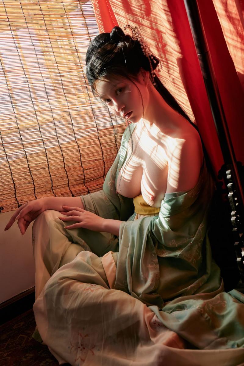 古裝妹子極品圓潤的美乳