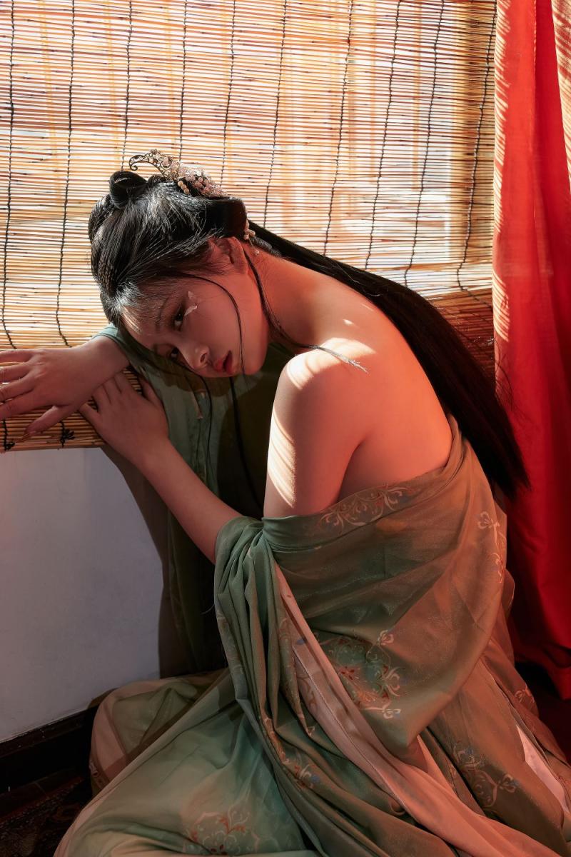 古裝妹子極品圓潤的美乳