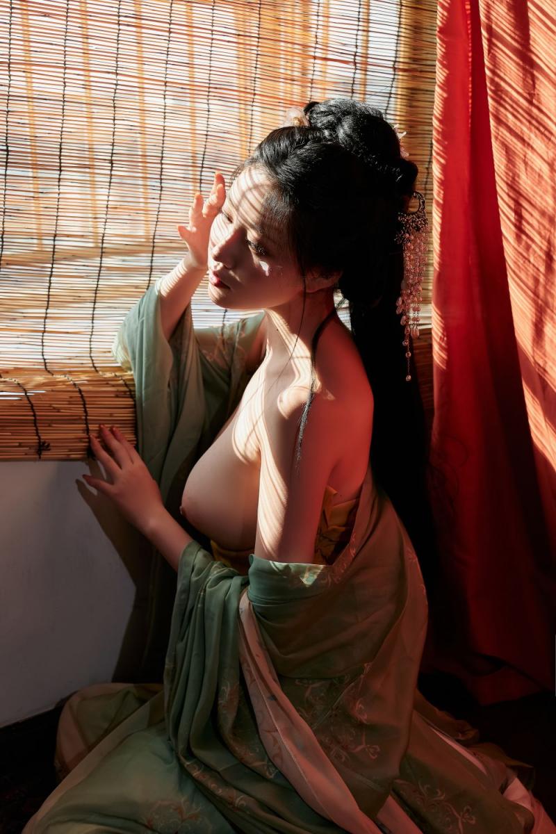 古裝妹子極品圓潤的美乳