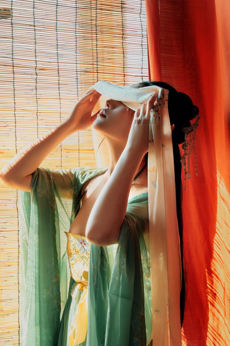 古裝妹子極品圓潤的美乳