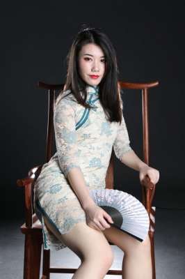 這旗袍妹子還真誘人呢