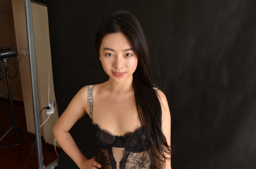 極具韻味的風騷小少婦
