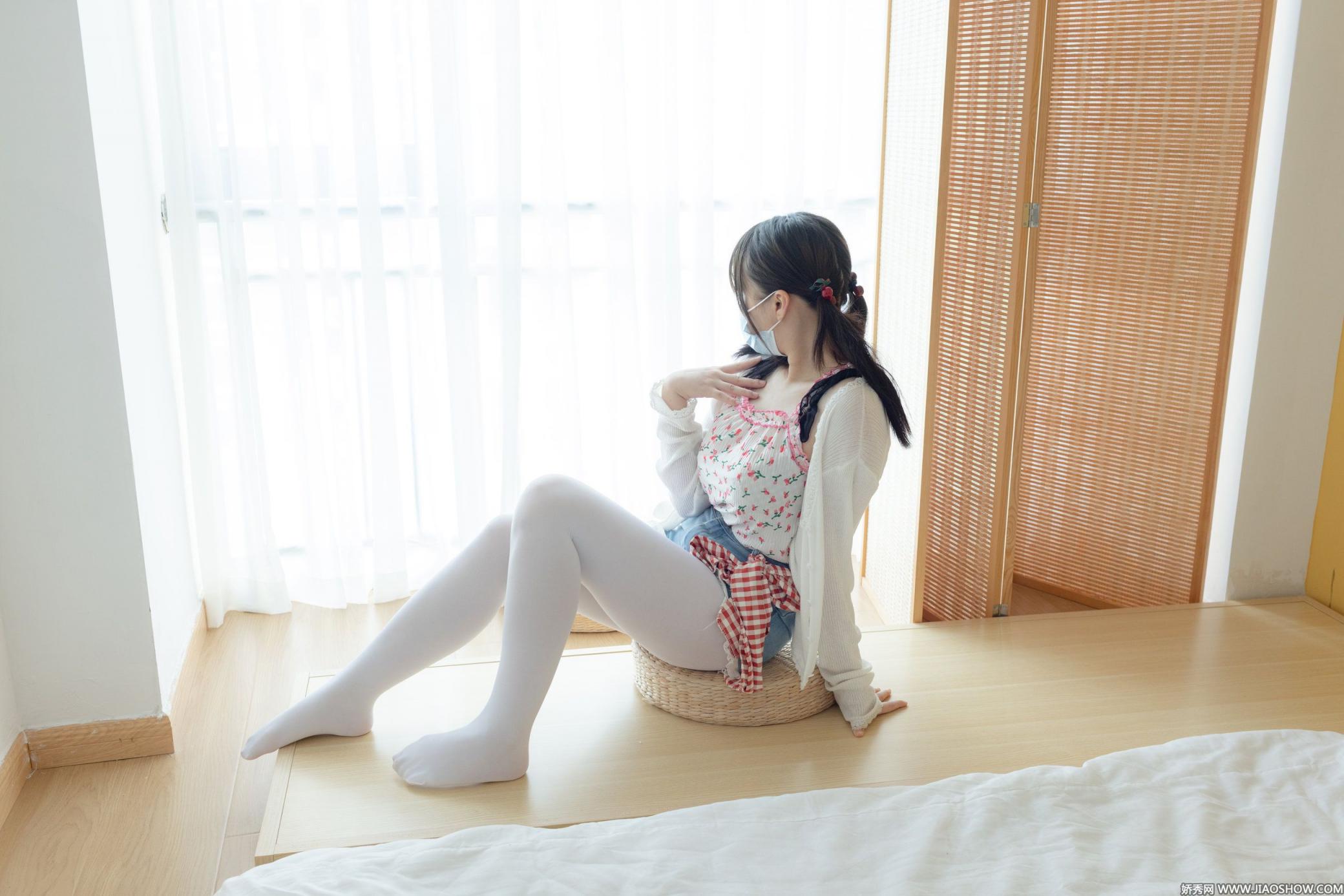 極品巨乳白絲微胖女孩兒