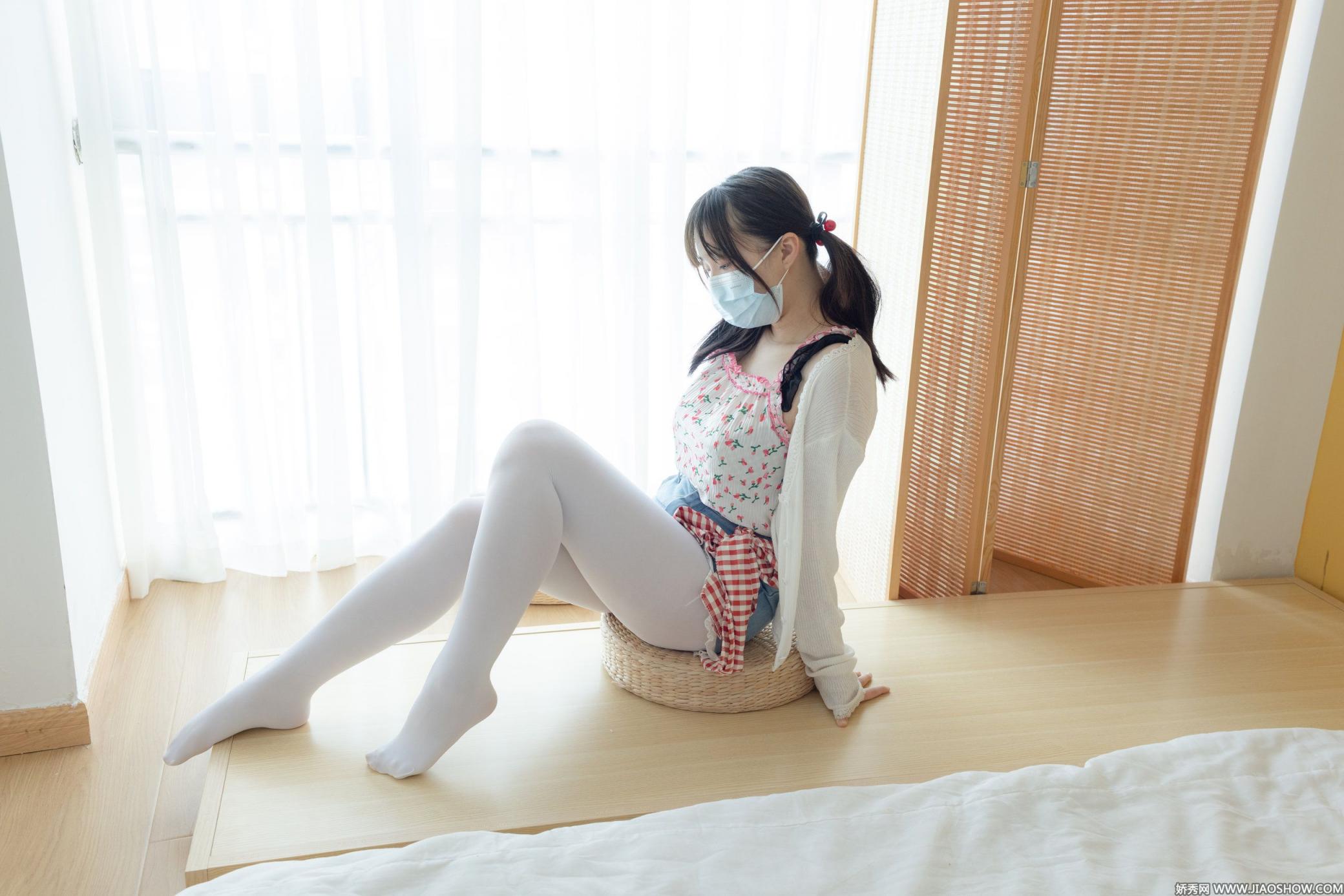 極品巨乳白絲微胖女孩兒
