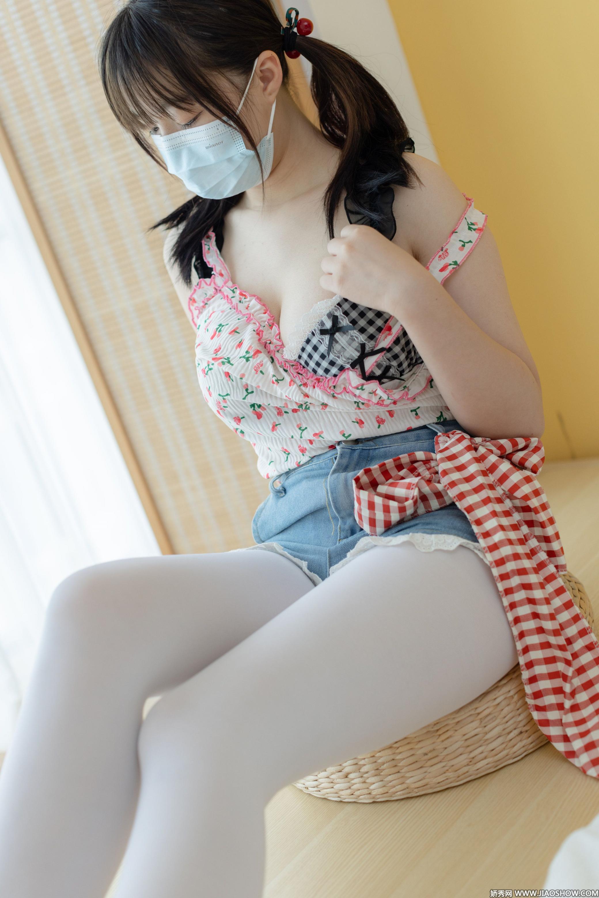 極品巨乳白絲微胖女孩兒