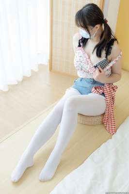 極品巨乳白絲微胖女孩兒