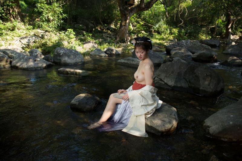 溪水邊的極品古裝白嫩妹子
