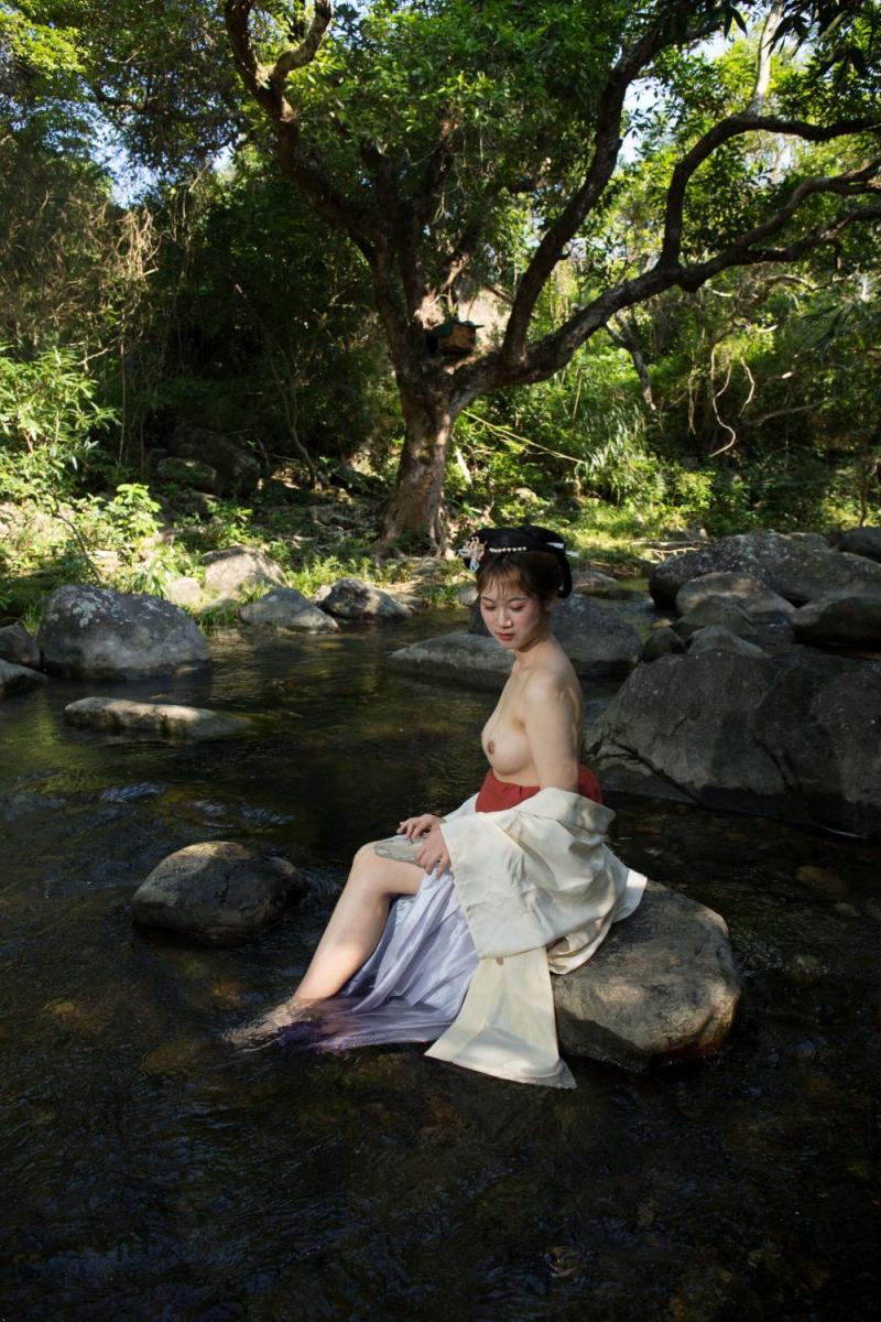 溪水邊的極品古裝白嫩妹子