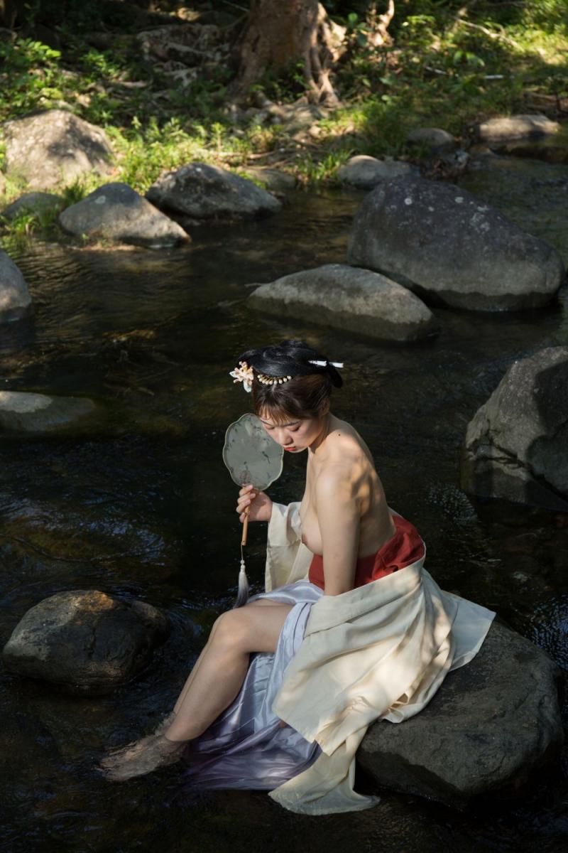 溪水邊的極品古裝白嫩妹子